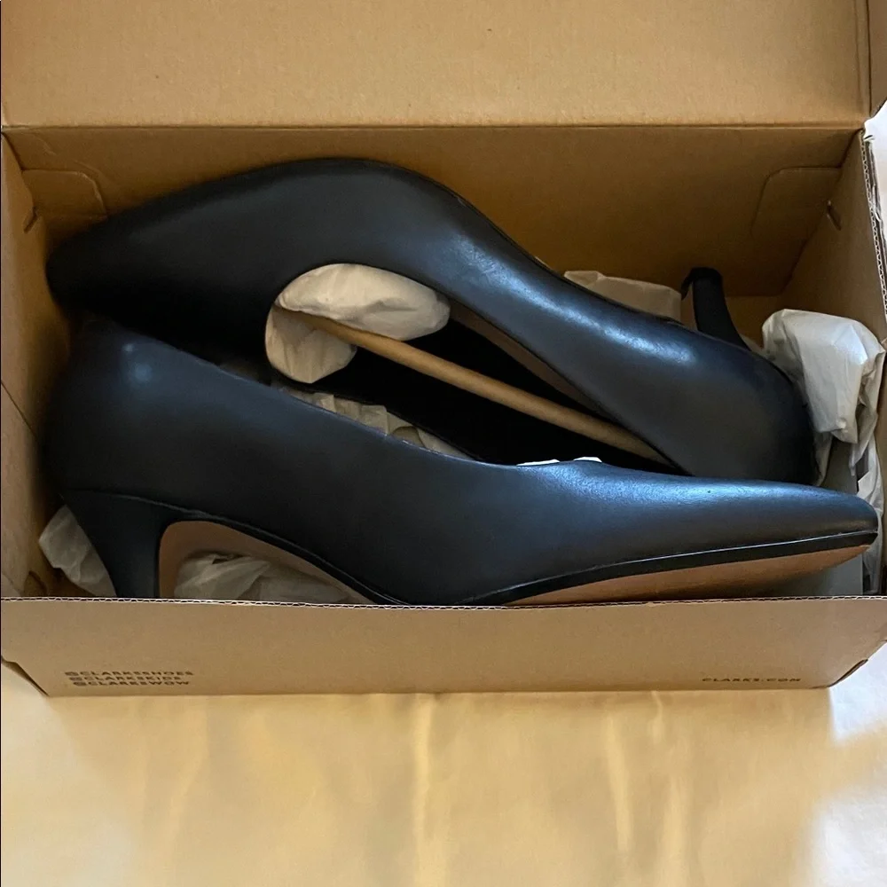 Clarks Women's Elegant Navy Heels - Picture 8 of 8